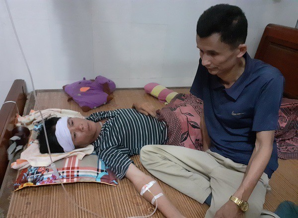 Tai nạn ở H&agrave; Tĩnh, &aacute;m ảnh tiếng kh&oacute;c x&eacute; l&ograve;ng b&ecirc;n những v&ograve;ng hoa trắng - Ảnh 2.