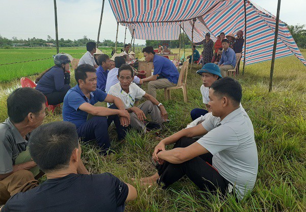 Tai nạn ở H&agrave; Tĩnh, &aacute;m ảnh tiếng kh&oacute;c x&eacute; l&ograve;ng b&ecirc;n những v&ograve;ng hoa trắng - Ảnh 4.