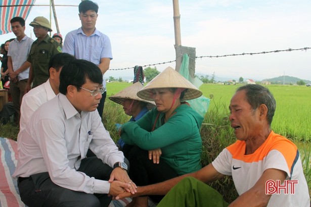 Tai nạn ở H&agrave; Tĩnh, &aacute;m ảnh tiếng kh&oacute;c x&eacute; l&ograve;ng b&ecirc;n những v&ograve;ng hoa trắng - Ảnh 5.