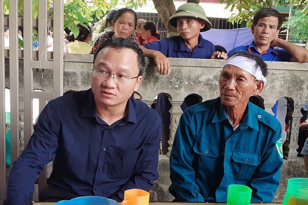 Tai nạn ở H&agrave; Tĩnh, &aacute;m ảnh tiếng kh&oacute;c x&eacute; l&ograve;ng b&ecirc;n những v&ograve;ng hoa trắng - Ảnh 6.