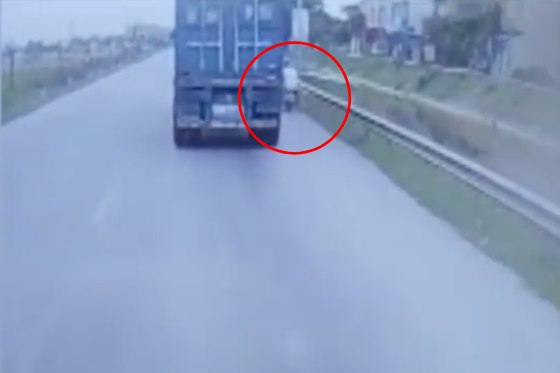 Clip: Người đàn ông ngã văng ra vệ đường, suýt bỏ mạng vì liều lĩnh vượt phải container trên quốc lộ - Ảnh 2.