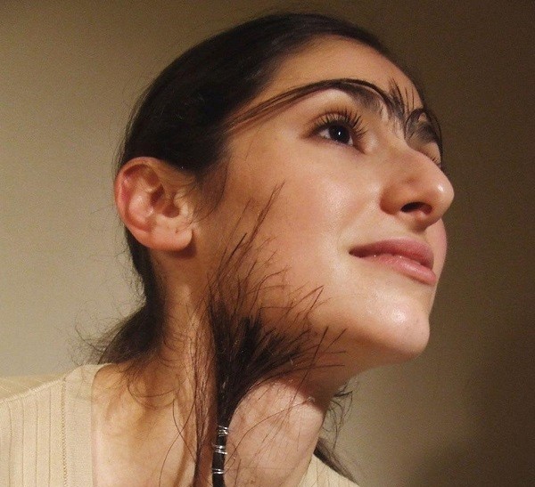 Почему не растет борода на лице у женщины