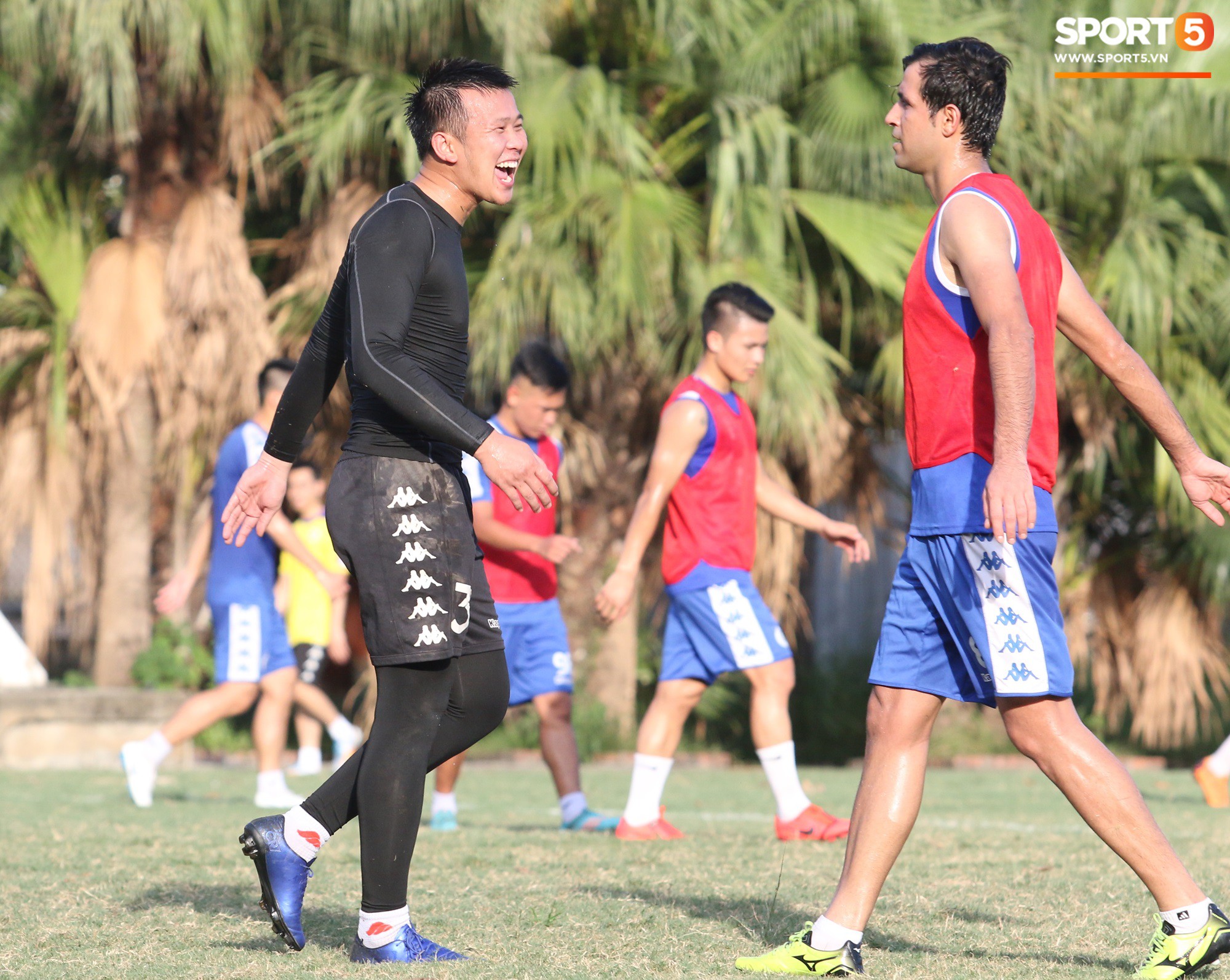 Cởi bỏ vẻ nghiêm nghị thường thấy, HLV của Hà Nội FC xỏ giày vào sân chơi lầy cùng Quang Hải, Duy Mạnh - Ảnh 6. Cởi bỏ vẻ nghiêm nghị thường thấy, HLV của Hà Nội FC xỏ giày vào sân chơi lầy cùng Quang Hải, Duy Mạnh - Ảnh 6.