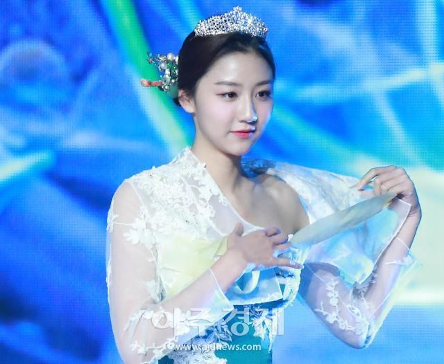 Cuộc thi Hoa hậu Hàn Quốc 2019 bị ném đá thậm tệ vì màn trình diễn Hanbok như nội y, thí sinh vừa đi vừa cởi - Ảnh 4.