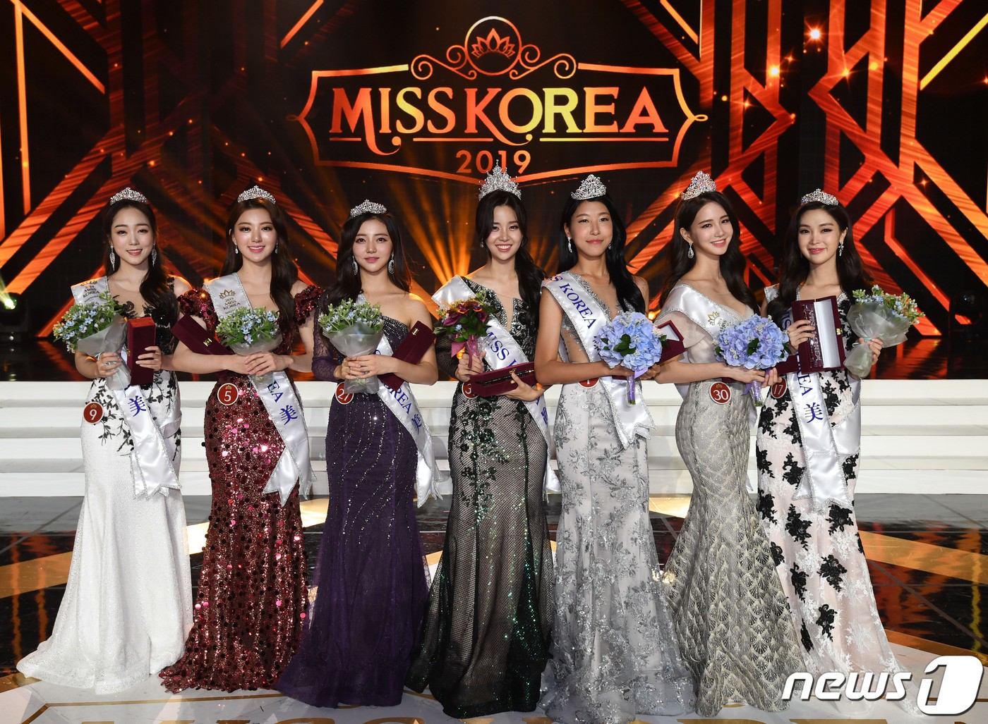 Thua kém về điểm gì chưa biết nhưng riêng váy dạ hội, thí sinh Hoa hậu Hàn Quốc 2019 thua xa chúng ta - Ảnh 1.