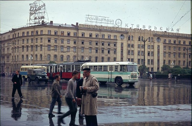 Ảnh màu ấn tượng về đường phố Leningrad những năm 1960 - Ảnh 1.