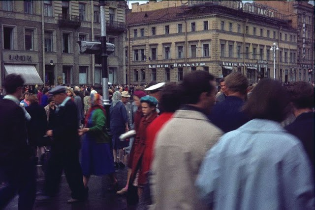 Ảnh màu ấn tượng về đường phố Leningrad những năm 1960 - Ảnh 2.