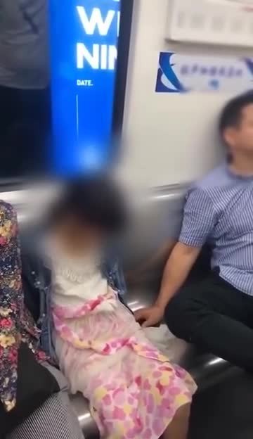 Người đàn ông say rượu sờ soạng bé gái trên tàu điện ngầm nhận hình phạt nhưng bản án khiến cư dân mạng cực kỳ phẫn nộ - Ảnh 1.