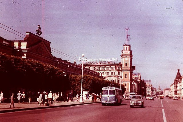 Ảnh màu ấn tượng về đường phố Leningrad những năm 1960 - Ảnh 13.
