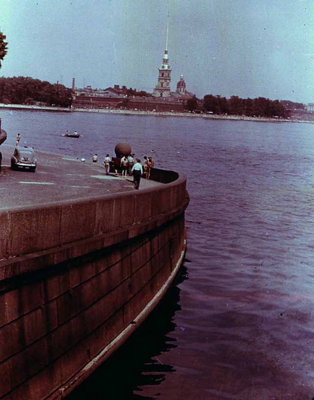 Ảnh màu ấn tượng về đường phố Leningrad những năm 1960 - Ảnh 15.