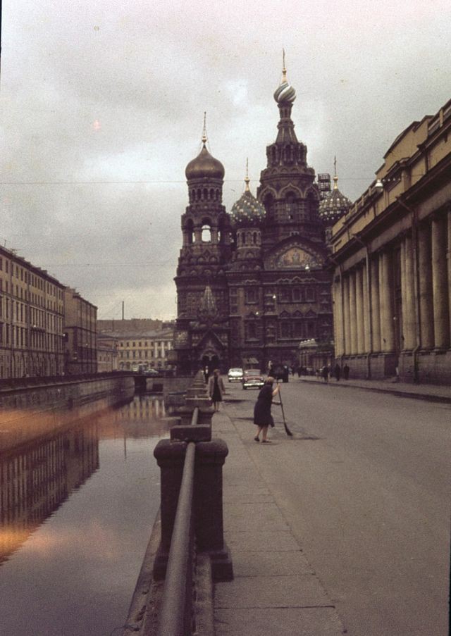 Ảnh màu ấn tượng về đường phố Leningrad những năm 1960 - Ảnh 4.