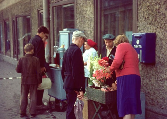 Ảnh màu ấn tượng về đường phố Leningrad những năm 1960 - Ảnh 5.
