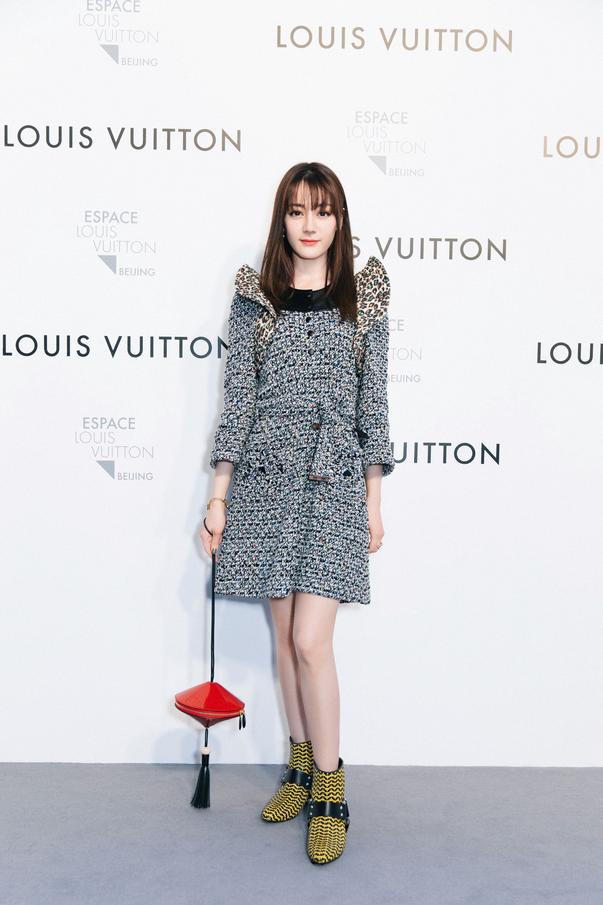 Chiếm trọn spotlight và lấn át đàn em tại sự kiện vì quá xinh, nhưng Địch Lệ Nhiệt Ba lại mặc gì thế này? - Ảnh 1. Chiếm trọn spotlight và lấn át đàn em tại sự kiện vì quá xinh, nhưng Địch Lệ Nhiệt Ba lại mặc gì thế này? - Ảnh 1.