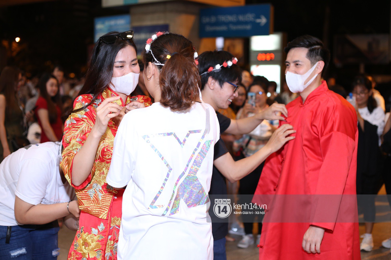Về nước sau màn cầu hôn tại Mỹ: Đông Nhi - Ông Cao Thắng như cặp “tân lang tân nương”, hết quỳ gối trao lại nhẫn “kim cương” đến khoá môi cực ngọt giữa sân bay - Ảnh 3. Về nước sau màn cầu hôn tại Mỹ: Đông Nhi - Ông Cao Thắng như cặp “tân lang tân nương”, hết quỳ gối trao lại nhẫn “kim cương” đến khoá môi cực ngọt giữa sân bay - Ảnh 3.