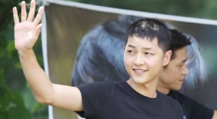 Tranh cãi ảnh Song Joong Ki bị hói đầu vì căng thẳng trong khi Song Hye Kyo tươi rói sau vụ ly hôn, sự thật là gì? - Ảnh 1. Tranh cãi ảnh Song Joong Ki bị hói đầu vì căng thẳng trong khi Song Hye Kyo tươi rói sau vụ ly hôn, sự thật là gì? - Ảnh 1.