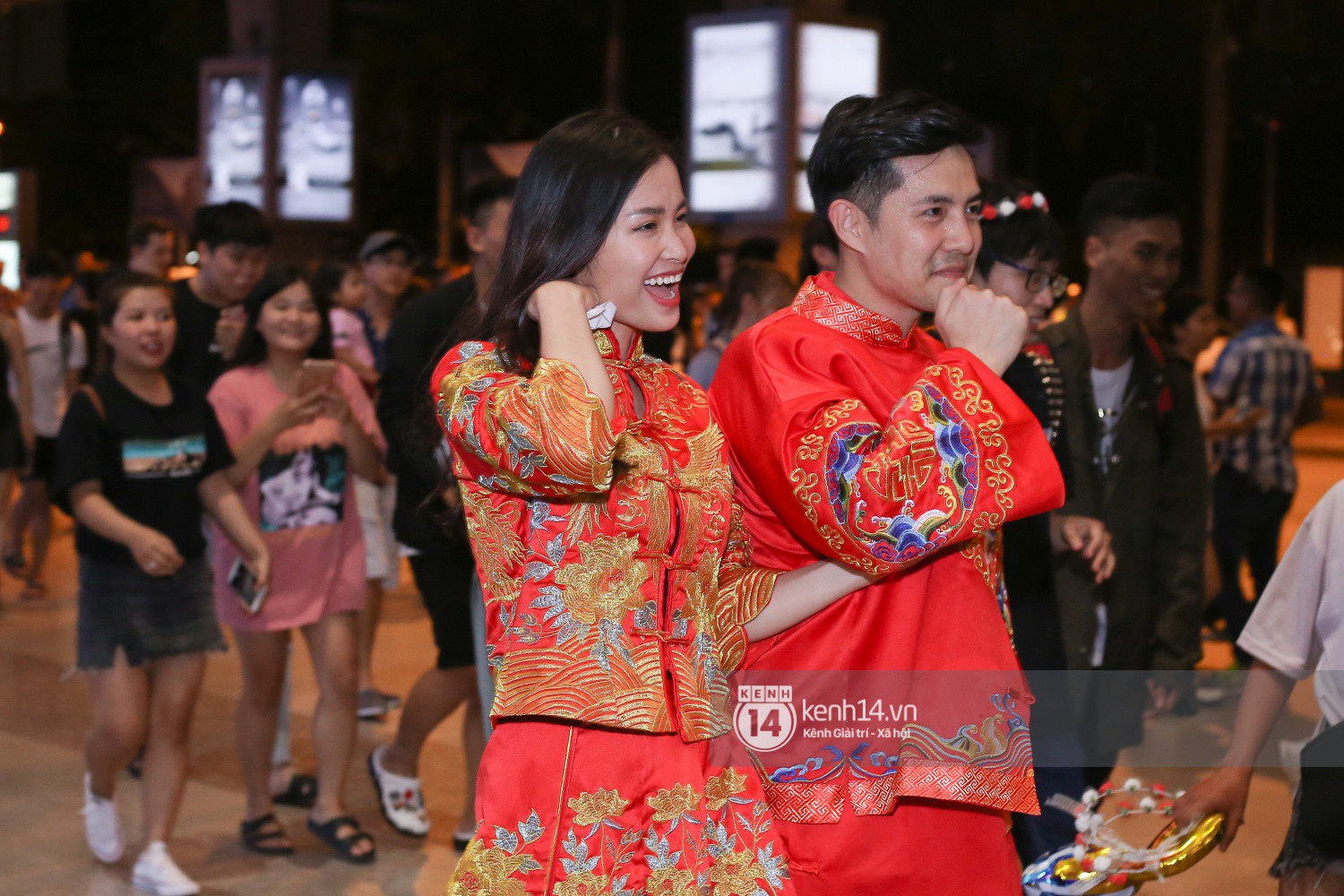 Về nước sau màn cầu hôn tại Mỹ: Đông Nhi - Ông Cao Thắng như cặp “tân lang tân nương”, hết quỳ gối trao lại nhẫn “kim cương” đến khoá môi cực ngọt giữa sân bay - Ảnh 4. Về nước sau màn cầu hôn tại Mỹ: Đông Nhi - Ông Cao Thắng như cặp “tân lang tân nương”, hết quỳ gối trao lại nhẫn “kim cương” đến khoá môi cực ngọt giữa sân bay - Ảnh 4.