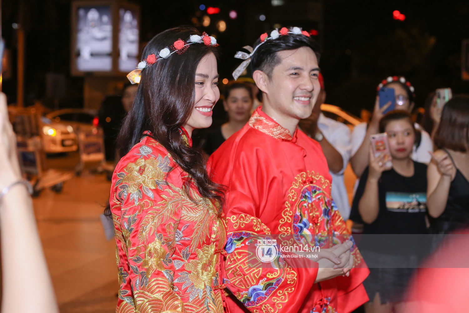 Về nước sau màn cầu hôn tại Mỹ: Đông Nhi - Ông Cao Thắng như cặp “tân lang tân nương”, hết quỳ gối trao lại nhẫn “kim cương” đến khoá môi cực ngọt giữa sân bay - Ảnh 13. Về nước sau màn cầu hôn tại Mỹ: Đông Nhi - Ông Cao Thắng như cặp “tân lang tân nương”, hết quỳ gối trao lại nhẫn “kim cương” đến khoá môi cực ngọt giữa sân bay - Ảnh 13.