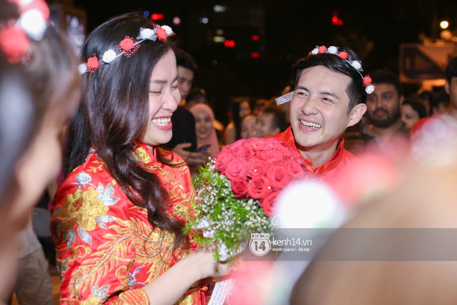 Về nước sau màn cầu hôn tại Mỹ: Đông Nhi - Ông Cao Thắng như cặp “tân lang tân nương”, hết quỳ gối trao lại nhẫn “kim cương” đến khoá môi cực ngọt giữa sân bay - Ảnh 12. Về nước sau màn cầu hôn tại Mỹ: Đông Nhi - Ông Cao Thắng như cặp “tân lang tân nương”, hết quỳ gối trao lại nhẫn “kim cương” đến khoá môi cực ngọt giữa sân bay - Ảnh 12.