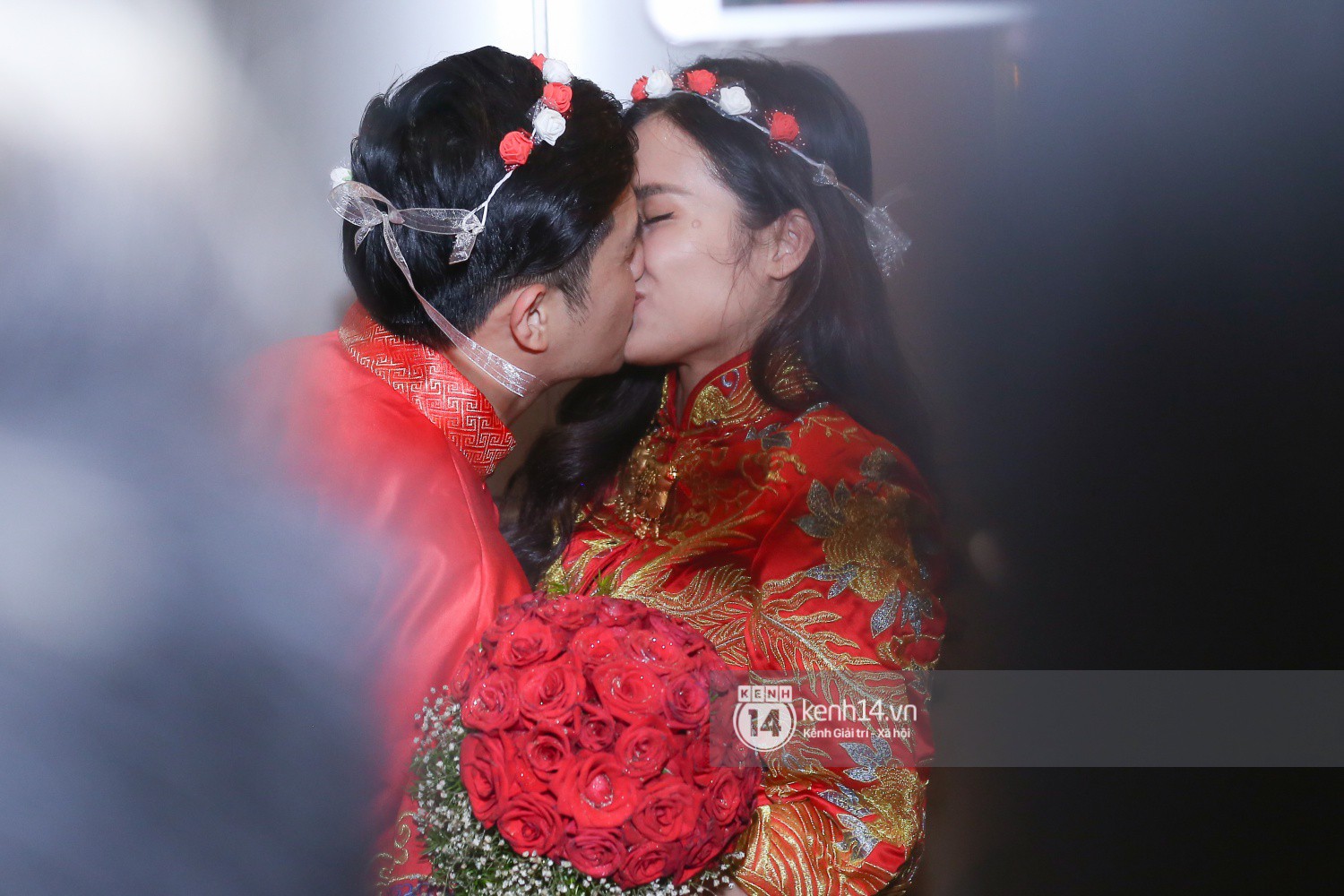 Về nước sau màn cầu hôn tại Mỹ: Đông Nhi - Ông Cao Thắng như cặp “tân lang tân nương”, hết quỳ gối trao lại nhẫn “kim cương” đến khoá môi cực ngọt giữa sân bay - Ảnh 10. Về nước sau màn cầu hôn tại Mỹ: Đông Nhi - Ông Cao Thắng như cặp “tân lang tân nương”, hết quỳ gối trao lại nhẫn “kim cương” đến khoá môi cực ngọt giữa sân bay - Ảnh 10.