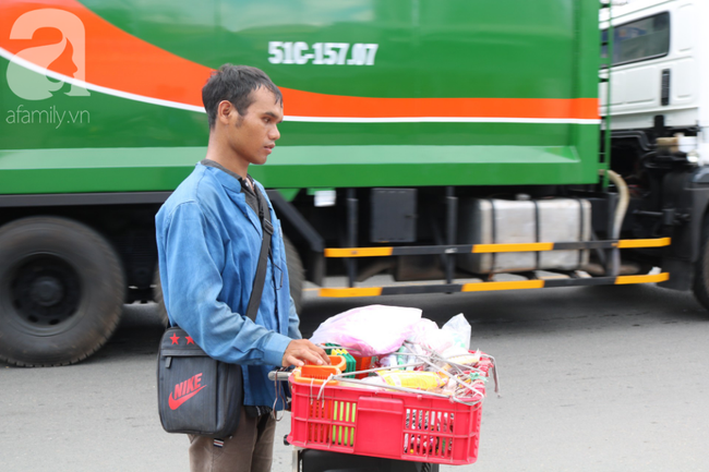 Chàng trai mù vượt ngàn cây số ra Bắc để cưới cô gái cao mét mốt: Với anh, vợ luôn là người đặc biệt nhất - Ảnh 1.