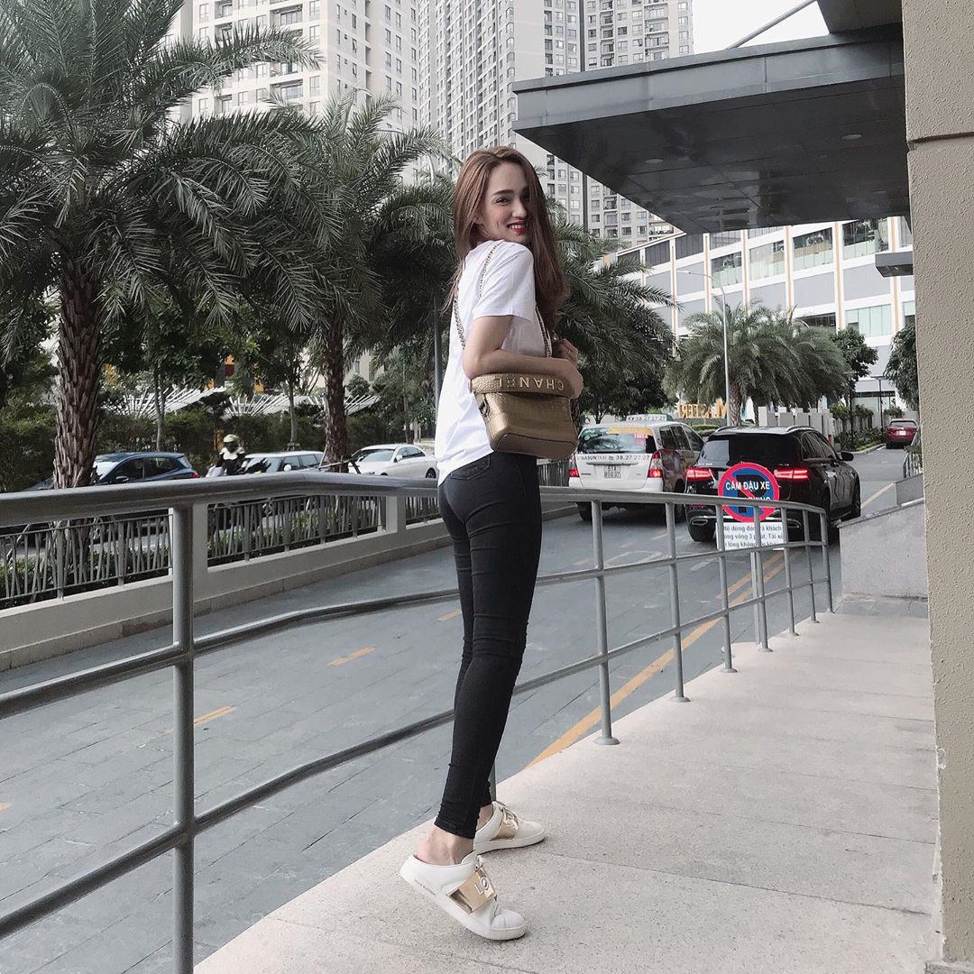 Làm chủ công thức đen - trắng với 13 ý tưởng từ sao nữ Việt và style của bạn sẽ lên đời thấy rõ - Ảnh 2. Làm chủ công thức đen - trắng với 13 ý tưởng từ sao nữ Việt và style của bạn sẽ lên đời thấy rõ - Ảnh 2.