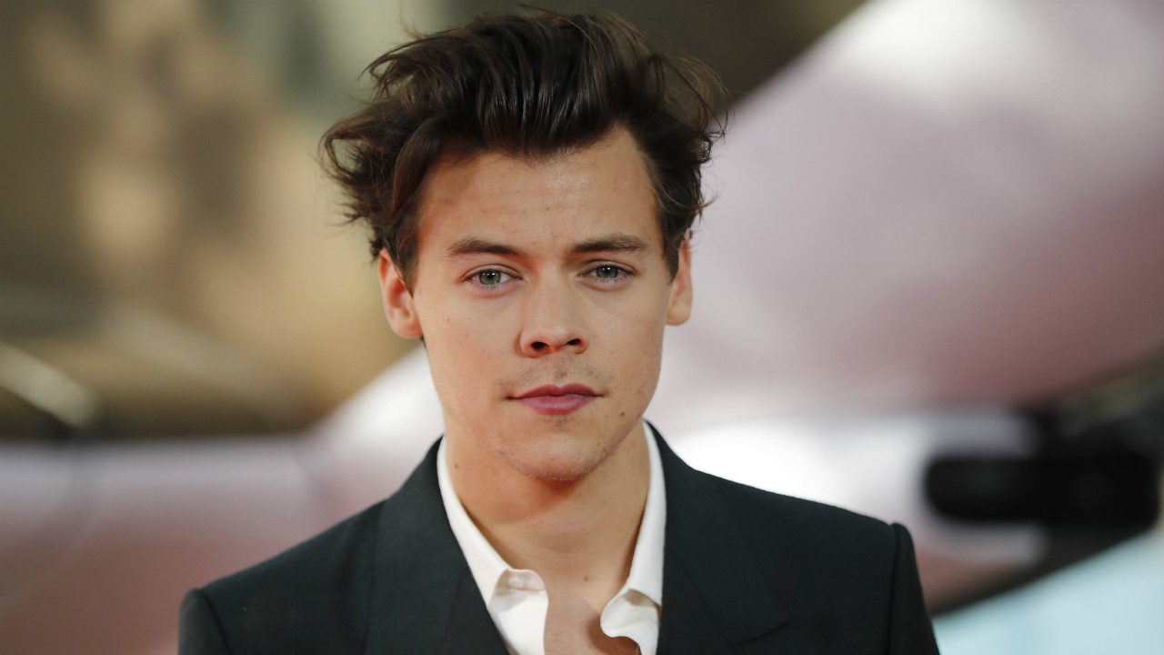 After: Bộ fanfic về Harry Styles trở th&agrave;nh &ldquo;50 Sắc Th&aacute;i&rdquo; bản teen được Brad Pitt sản xuất - Ảnh 3.