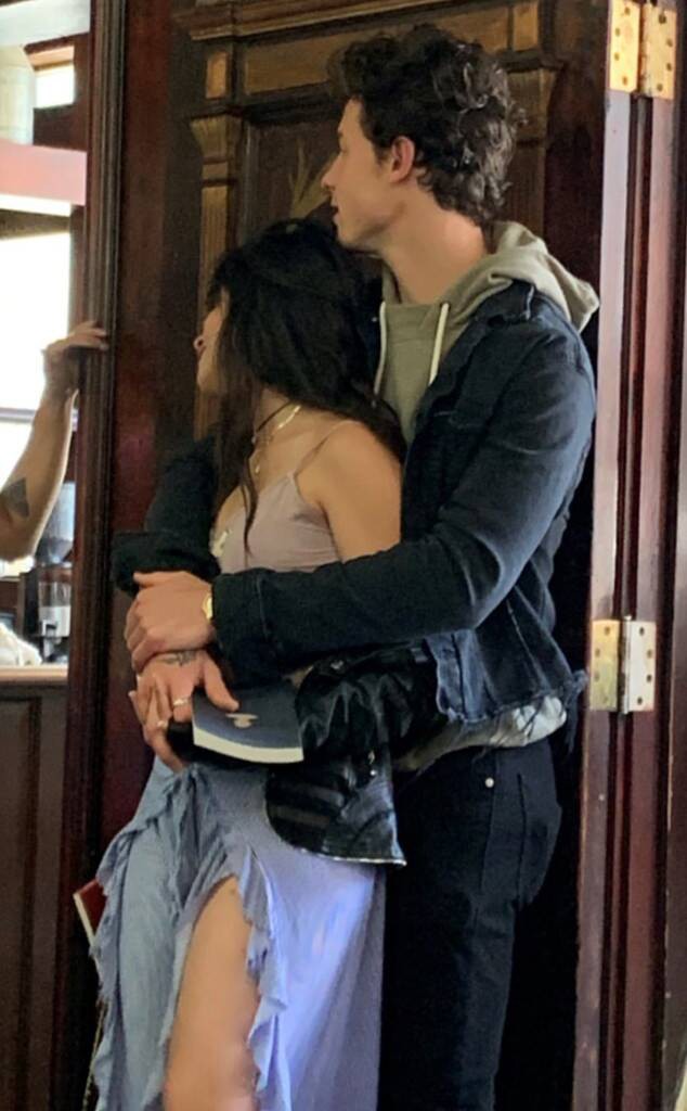 Cặp đ&ocirc;i chỉ l&agrave; bạn Shawn Mendes v&agrave; Camila lại kh&oacute;a m&ocirc;i giữa thanh thi&ecirc;n bạch nhật, y&ecirc;u hay kh&ocirc;ng n&oacute;i một lời th&ocirc;i? - Ảnh 3.