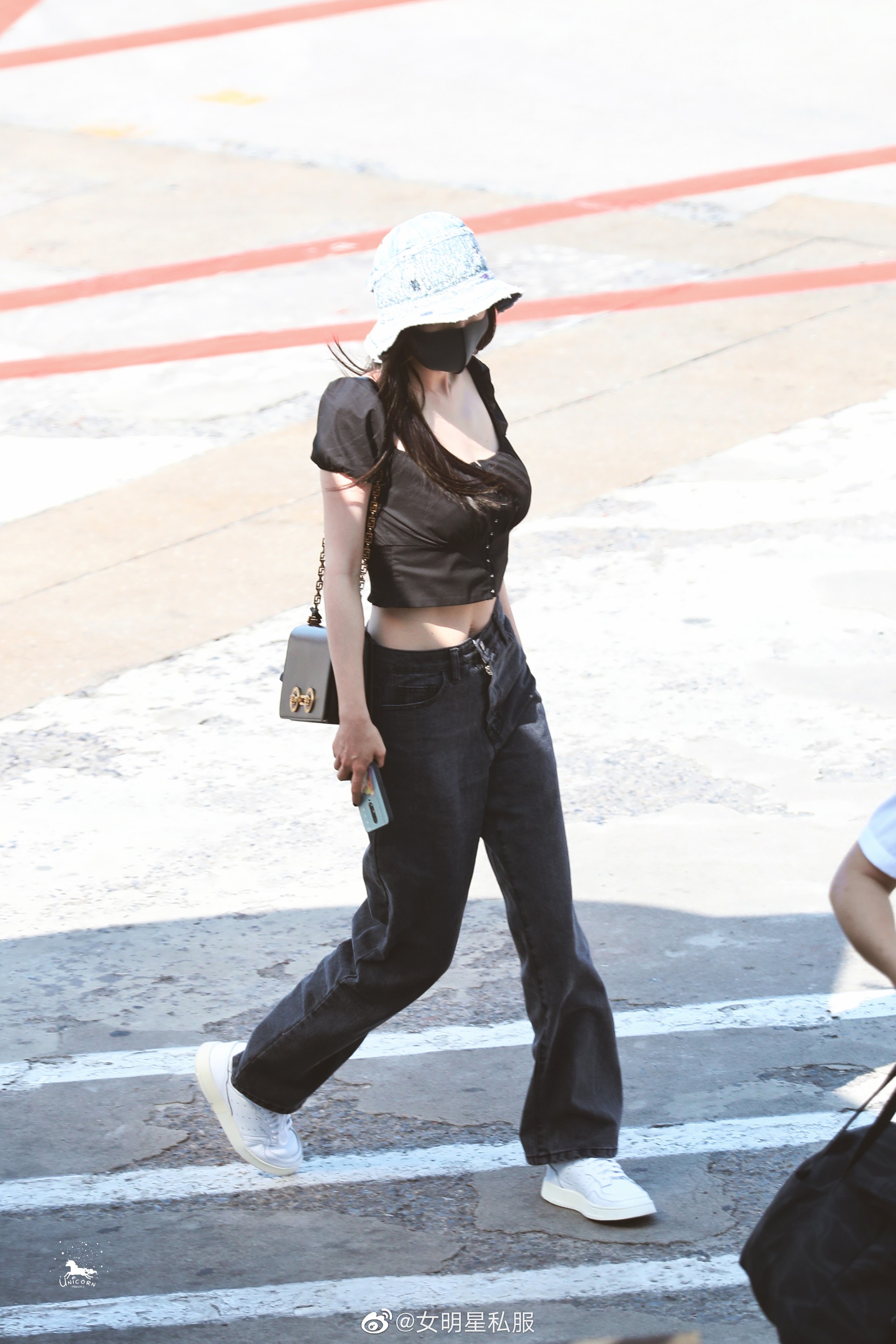 So sánh body bỏng mắt của Dương Mịch và Jennie khi diện croptop: Nữ thần Cbiz thua mỹ nhân BLACKPINK ở 2 bức ảnh để đời - Ảnh 1. So sánh body bỏng mắt của Dương Mịch và Jennie khi diện croptop: Nữ thần Cbiz thua mỹ nhân BLACKPINK ở 2 bức ảnh để đời - Ảnh 1.