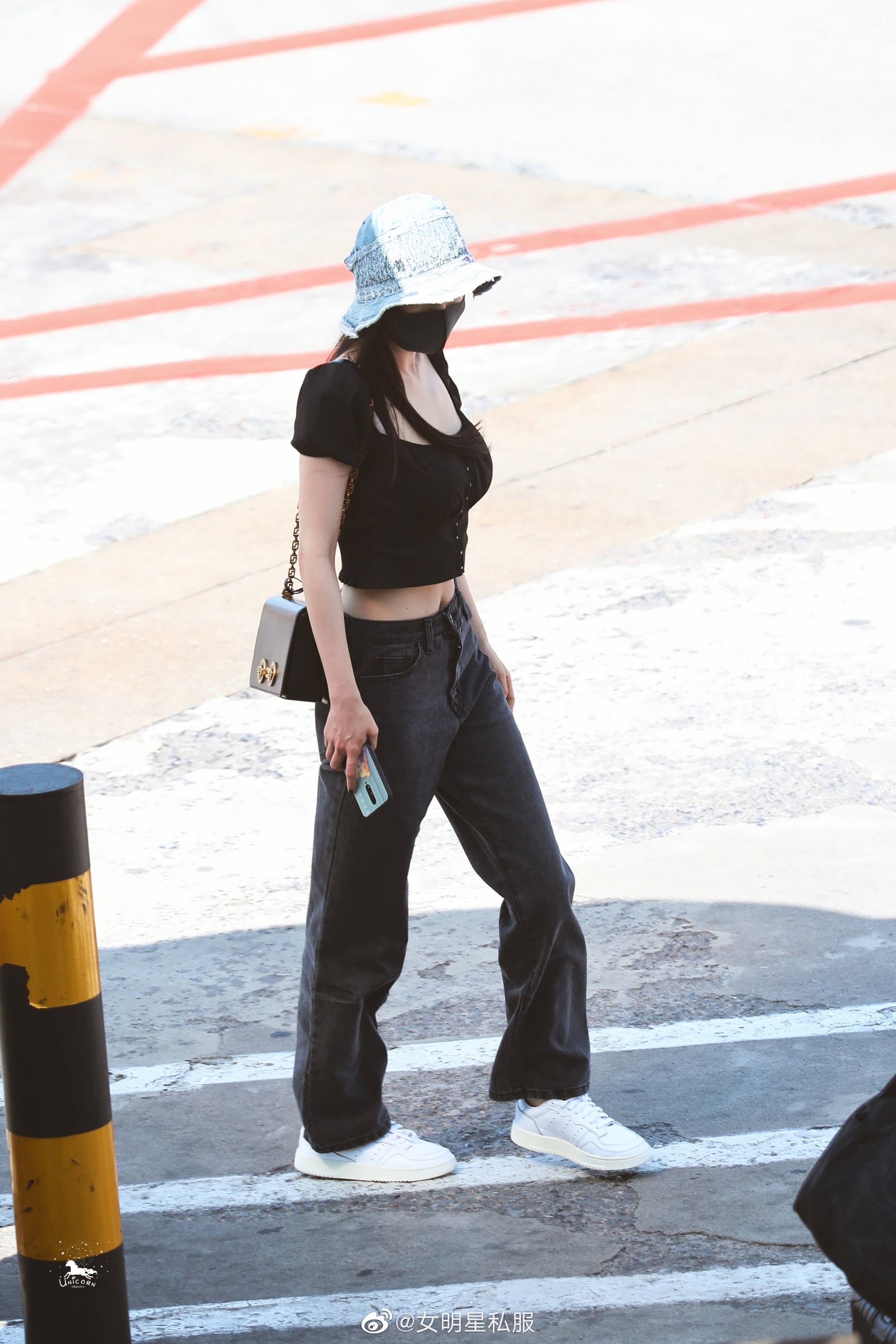 So sánh body bỏng mắt của Dương Mịch và Jennie khi diện croptop: Nữ thần Cbiz thua mỹ nhân BLACKPINK ở 2 bức ảnh để đời - Ảnh 2. So sánh body bỏng mắt của Dương Mịch và Jennie khi diện croptop: Nữ thần Cbiz thua mỹ nhân BLACKPINK ở 2 bức ảnh để đời - Ảnh 2.