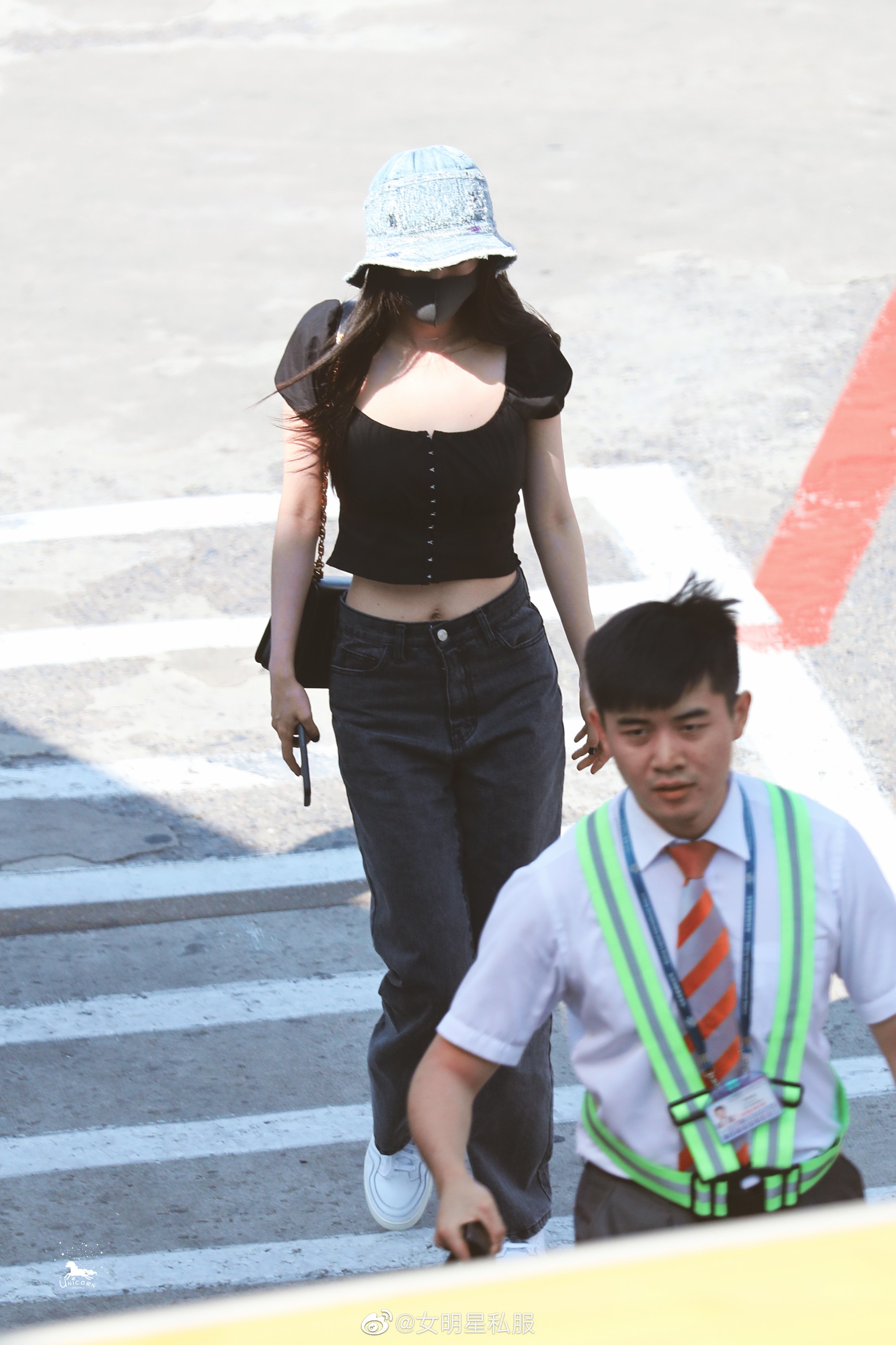 So sánh body bỏng mắt của Dương Mịch và Jennie khi diện croptop: Nữ thần Cbiz thua mỹ nhân BLACKPINK ở 2 bức ảnh để đời - Ảnh 3. So sánh body bỏng mắt của Dương Mịch và Jennie khi diện croptop: Nữ thần Cbiz thua mỹ nhân BLACKPINK ở 2 bức ảnh để đời - Ảnh 3.