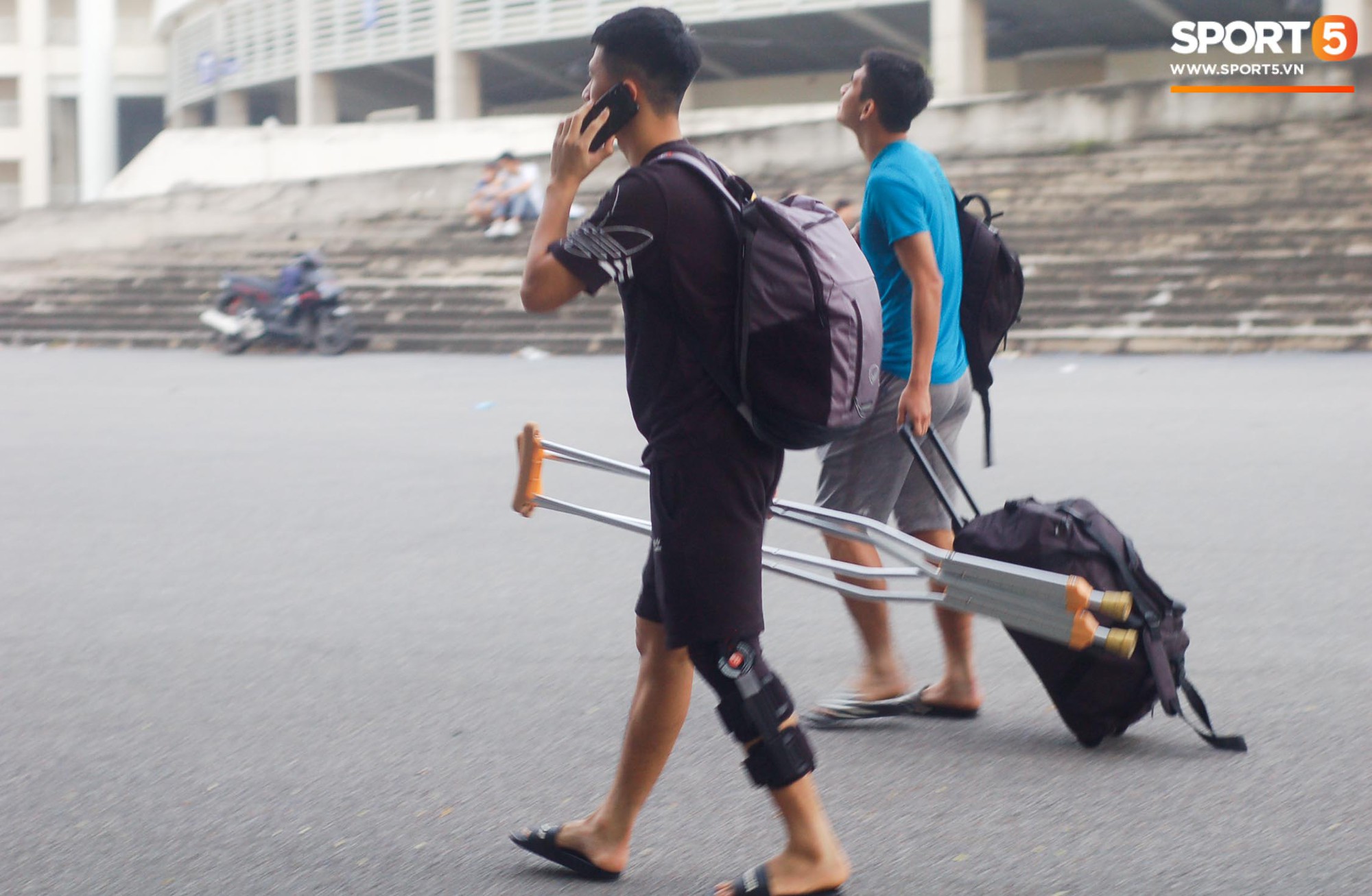 Đình Trọng chống nạng trở về Hà Nội FC, nhưng sự xuất hiện của người bạn thân mới làm người ta chú ý - Ảnh 2. Đình Trọng chống nạng trở về Hà Nội FC, nhưng sự xuất hiện của người bạn thân mới làm người ta chú ý - Ảnh 2.