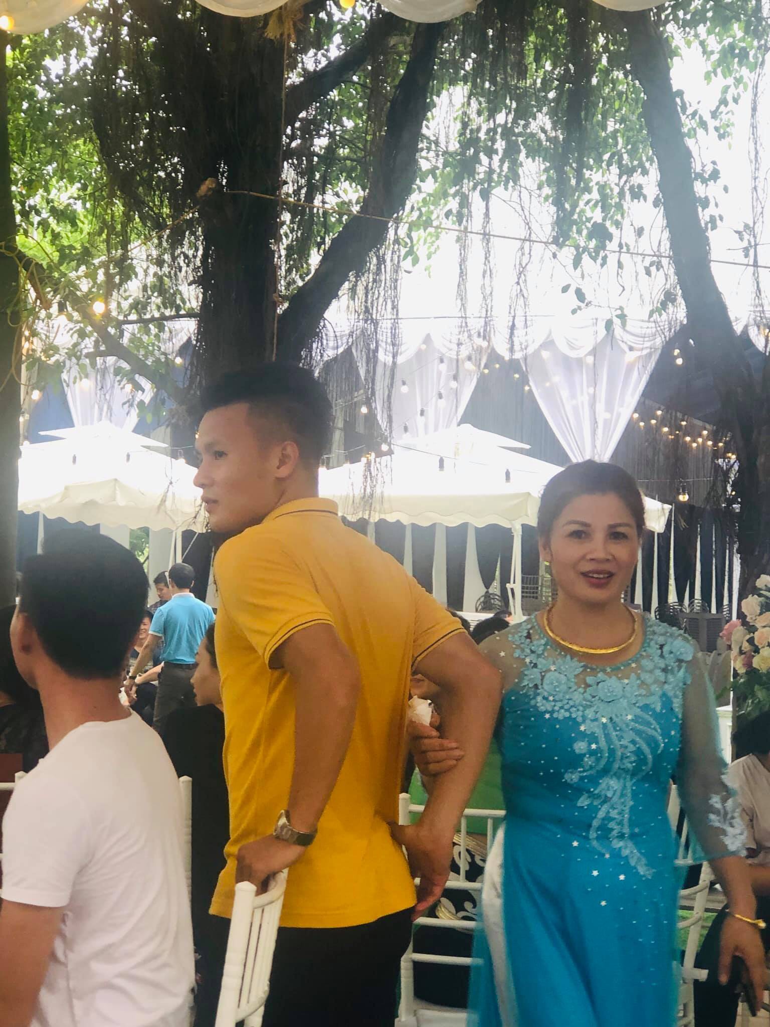Bạn gái Đức Chinh, Văn Hậu xinh đẹp rạng ngời đến dự đám cưới nhà Quang Hải - Ảnh 2. Bạn gái Đức Chinh, Văn Hậu xinh đẹp rạng ngời đến dự đám cưới nhà Quang Hải - Ảnh 2.