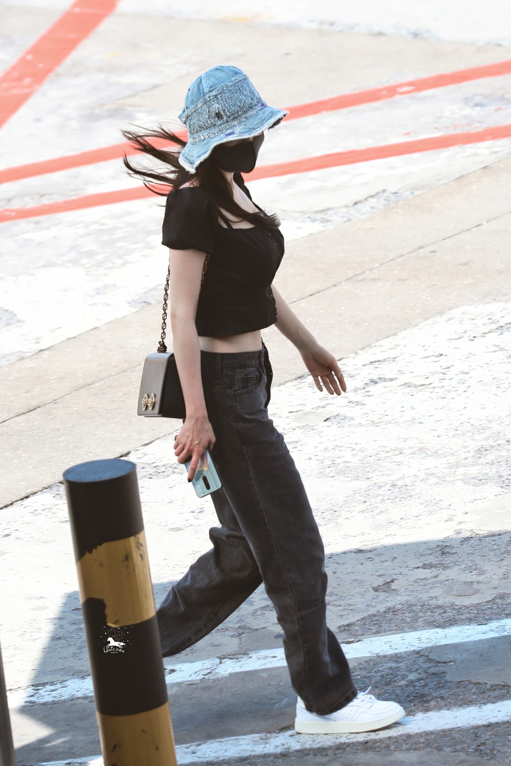 So sánh body bỏng mắt của Dương Mịch và Jennie khi diện croptop: Nữ thần Cbiz thua mỹ nhân BLACKPINK ở 2 bức ảnh để đời - Ảnh 4. So sánh body bỏng mắt của Dương Mịch và Jennie khi diện croptop: Nữ thần Cbiz thua mỹ nhân BLACKPINK ở 2 bức ảnh để đời - Ảnh 4.
