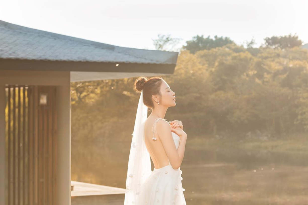 Đàm Thu Trang tung thêm ảnh cưới trước ngày trọng đại, bờ lưng trần gợi cảm đúng là “mướt mắt” - Ảnh 1. Đàm Thu Trang tung thêm ảnh cưới trước ngày trọng đại, bờ lưng trần gợi cảm đúng là “mướt mắt” - Ảnh 1.