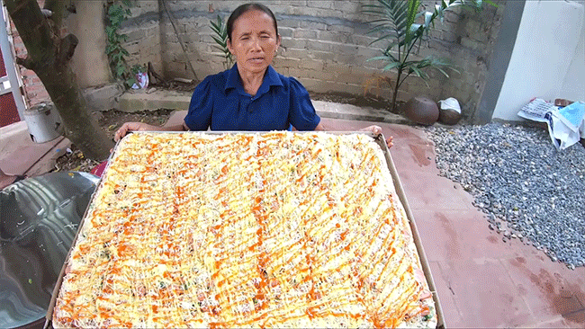 Dùng hẳn thứ quen thuộc này của Việt Nam để làm pizza siêu to khổng lồ, bà Tân chơi lớn ăn mừng 2,6 triệu người theo dõi - Ảnh 1.