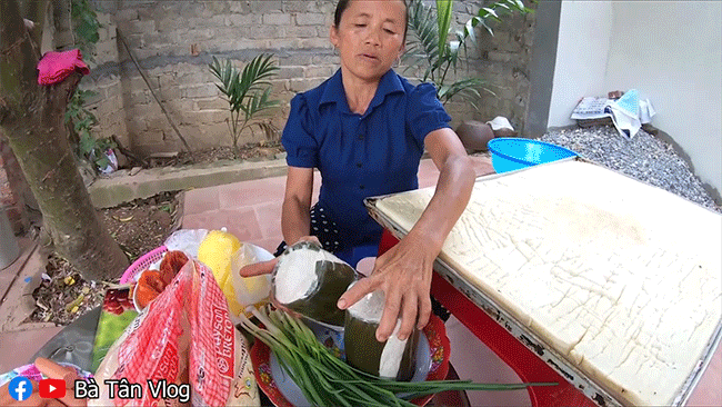 Dùng hẳn thứ quen thuộc này của Việt Nam để làm pizza siêu to khổng lồ, bà Tân chơi lớn ăn mừng 2,6 triệu người theo dõi - Ảnh 2.