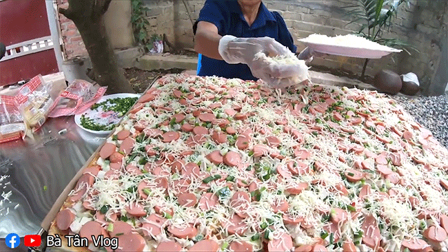 Dùng hẳn thứ quen thuộc này của Việt Nam để làm pizza siêu to khổng lồ, bà Tân chơi lớn ăn mừng 2,6 triệu người theo dõi - Ảnh 4.