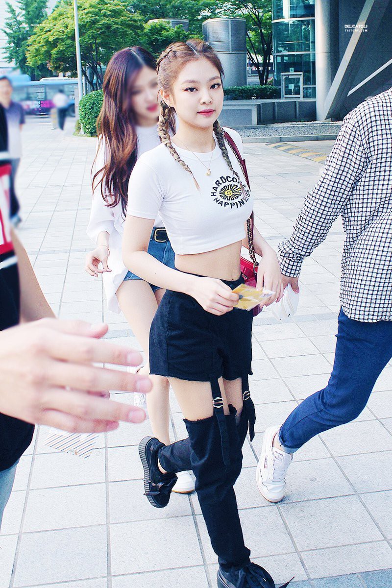 So sánh body bỏng mắt của Dương Mịch và Jennie khi diện croptop: Nữ thần Cbiz thua mỹ nhân BLACKPINK ở 2 bức ảnh để đời - Ảnh 12. So sánh body bỏng mắt của Dương Mịch và Jennie khi diện croptop: Nữ thần Cbiz thua mỹ nhân BLACKPINK ở 2 bức ảnh để đời - Ảnh 12.