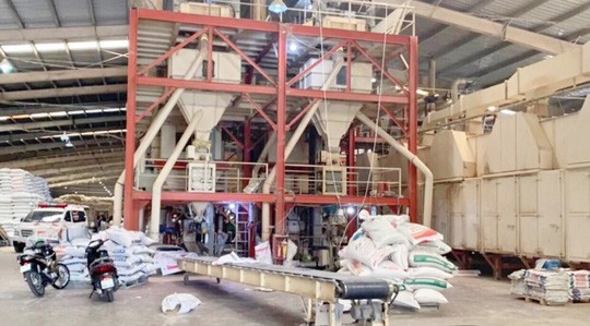  H&atilde;i h&ugrave;ng c&ocirc;ng nh&acirc;n chết thảm v&igrave; bị cuốn v&agrave;o trục m&aacute;y trộn c&aacute;m  - Ảnh 1.