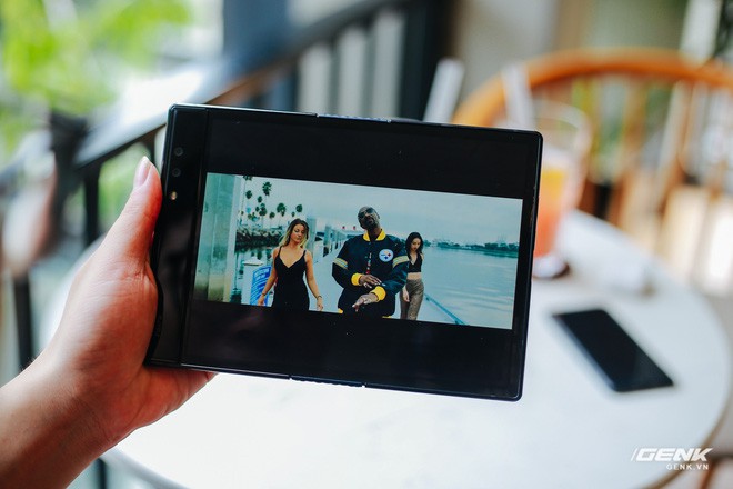 Tr&ecirc;n tay Royole FlexPai: Smartphone m&agrave;n h&igrave;nh gập đầu ti&ecirc;n tr&ecirc;n thế giới - Ảnh 14.