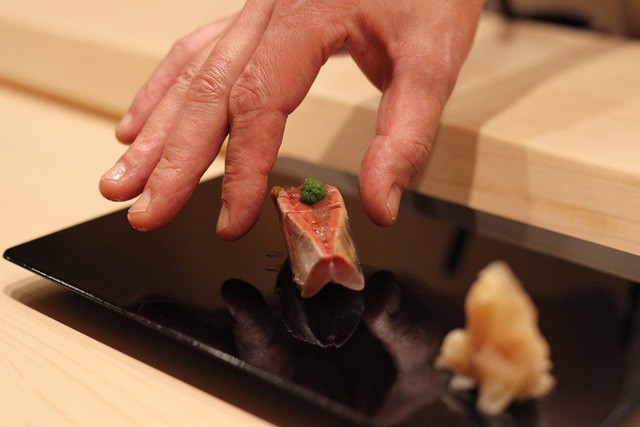 Ăn sushi kiểu omakase tại nhà hàng 3 sao Michelin mà quên những nguyên tắc này, coi như ném 450 USD đi: Đã đến, xin hãy đặt trọn niềm tin nơi đầu bếp! - Ảnh 3.