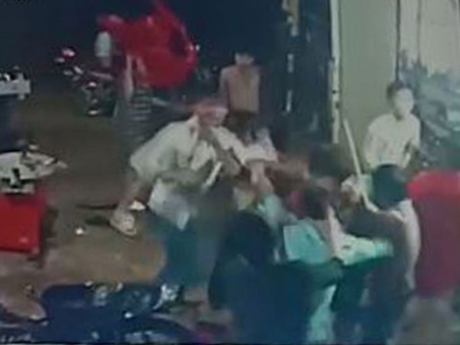 Nhóm côn đồ truy sát “nhầm” hai anh em ruột - Ảnh 2. Nhóm côn đồ truy sát “nhầm” hai anh em ruột - Ảnh 2.
