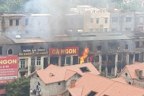 Hà Nội: Cháy gần chục căn nhà tại khu biệt thự liền kề ở Thiên Đường Bảo Sơn, khói đen bốc cao hàng chục mét - Ảnh 4.