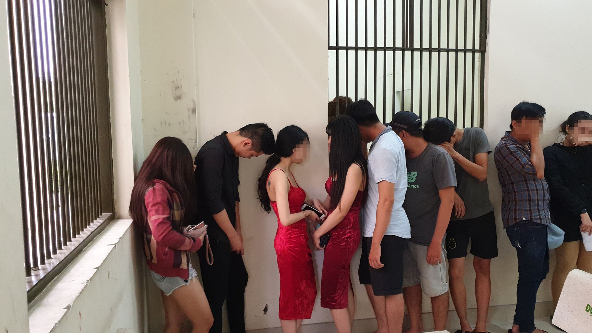 Hàng chục nam thanh nữ tú đang phê ma túy tháo chạy tán loạn khi công an đột kích quán bar ở Sài Gòn - Ảnh 3. Hàng chục nam thanh nữ tú đang phê ma túy tháo chạy tán loạn khi công an đột kích quán bar ở Sài Gòn - Ảnh 3.