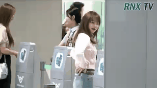 Nữ thần thế hệ mới Tzuyu (TWICE) g&acirc;y cho&aacute;ng với vẻ đẹp xuất thần v&agrave; biểu cảm của nh&acirc;n vi&ecirc;n s&acirc;n bay n&oacute;i l&ecirc;n tất cả - Ảnh 3.