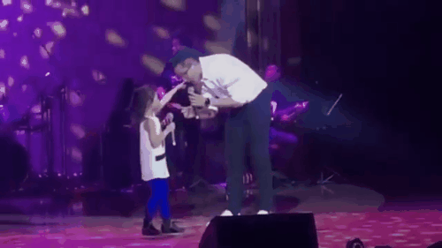Clip g&acirc;y b&atilde;o: Lưu Khải Uy h&ocirc;n m&ocirc;i, song ca tiếng Anh c&ugrave;ng con g&aacute;i nhỏ, c&ograve;n Dương Mịch nơi đ&acirc;u? - Ảnh 3.