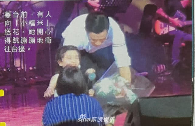 Clip g&acirc;y b&atilde;o: Lưu Khải Uy h&ocirc;n m&ocirc;i, song ca tiếng Anh c&ugrave;ng con g&aacute;i nhỏ, c&ograve;n Dương Mịch nơi đ&acirc;u? - Ảnh 6.