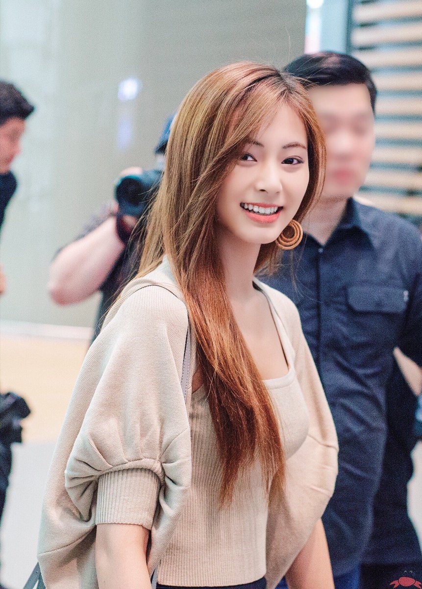 Nữ thần thế hệ mới Tzuyu (TWICE) gây choáng với vẻ đẹp xuất thần và biểu cảm của nhân viên sân bay nói lên tất cả - Ảnh 8. Nữ thần thế hệ mới Tzuyu (TWICE) gây choáng với vẻ đẹp xuất thần và biểu cảm của nhân viên sân bay nói lên tất cả - Ảnh 8.