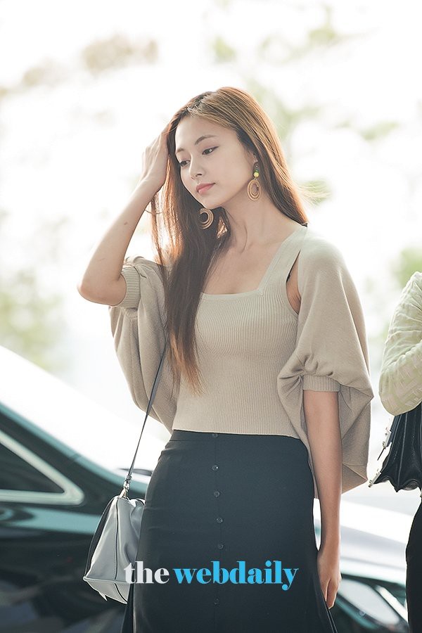 Nữ thần thế hệ mới Tzuyu (TWICE) gây choáng với vẻ đẹp xuất thần và biểu cảm của nhân viên sân bay nói lên tất cả - Ảnh 5. Nữ thần thế hệ mới Tzuyu (TWICE) gây choáng với vẻ đẹp xuất thần và biểu cảm của nhân viên sân bay nói lên tất cả - Ảnh 5.