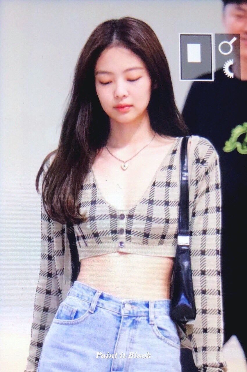 Nữ hoàng sân bay gọi tên BLACKPINK: Jennie khoe vòng 1 sexy quá trời đất, Rosé bùng nổ nhan sắc mặc ảnh chụp vội - Ảnh 5. Nữ hoàng sân bay gọi tên BLACKPINK: Jennie khoe vòng 1 sexy quá trời đất, Rosé bùng nổ nhan sắc mặc ảnh chụp vội - Ảnh 5.